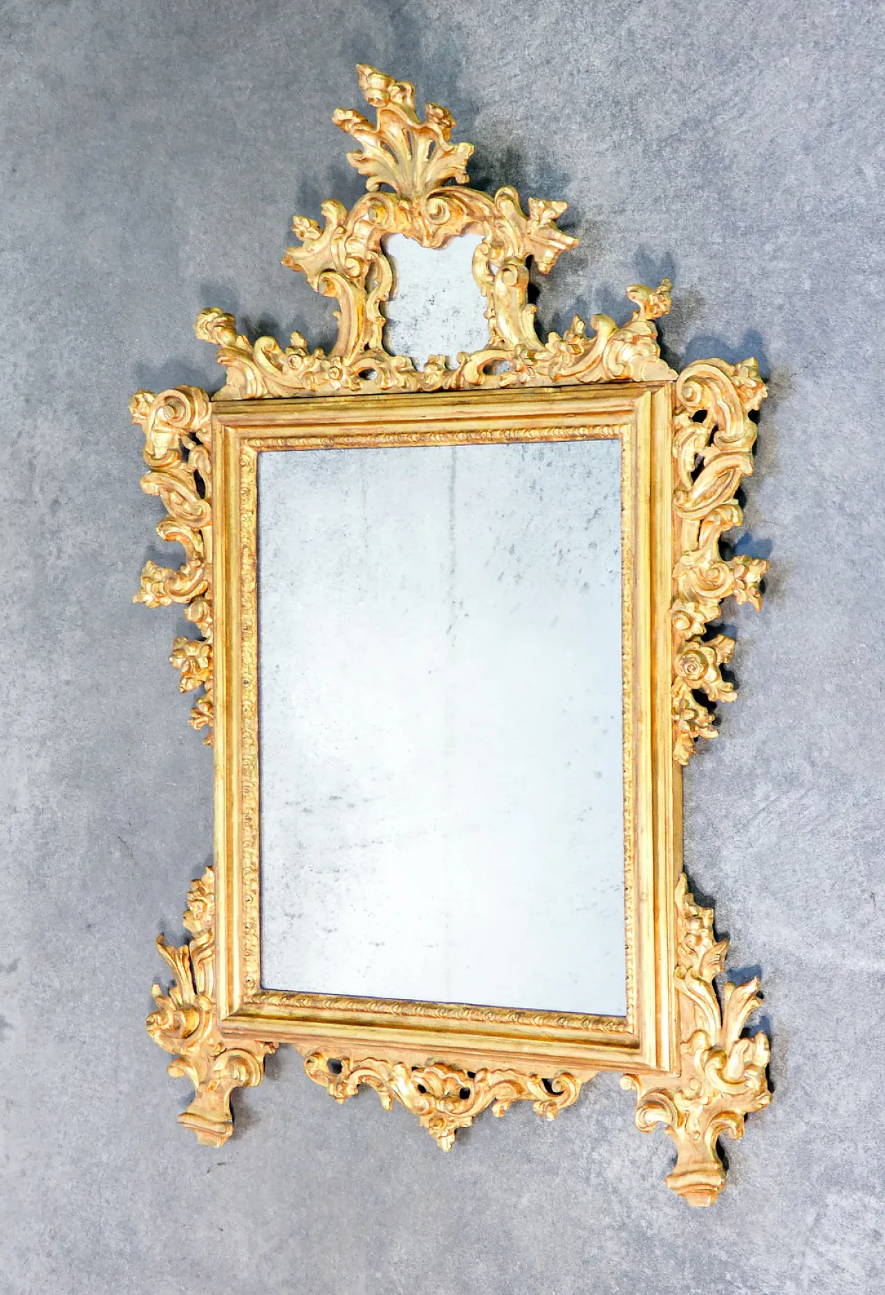 Specchio Luigi XV in legno scolpito gessato e dorato, '700 8