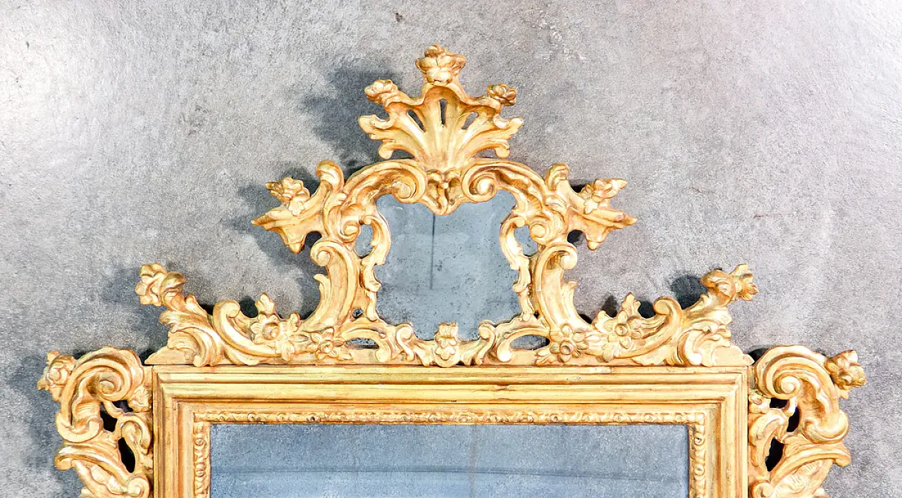 Specchio Luigi XV in legno scolpito gessato e dorato, '700 9