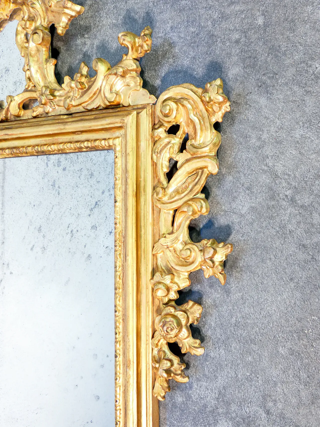 Specchio Luigi XV in legno scolpito gessato e dorato, '700 10