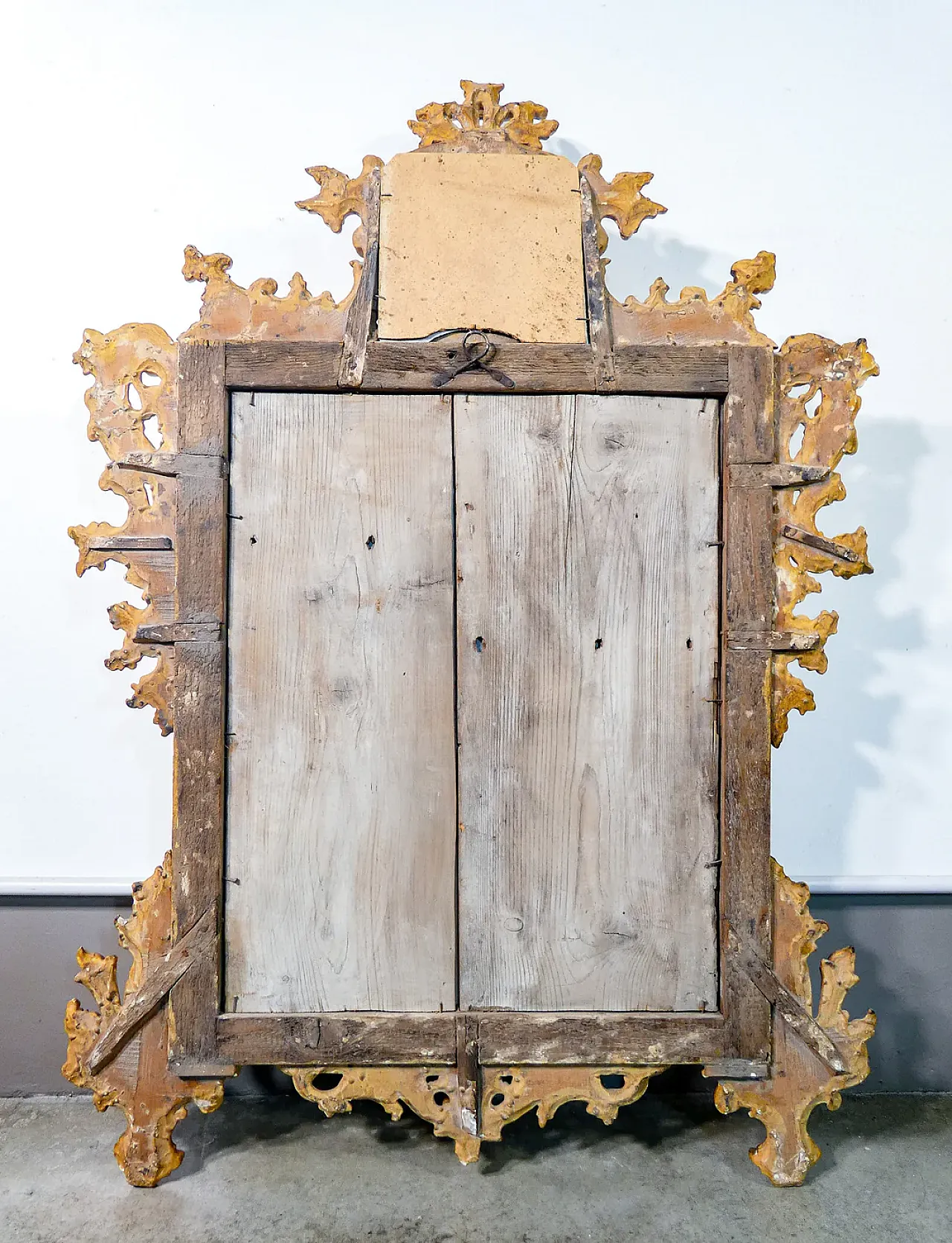 Specchio Luigi XV in legno scolpito gessato e dorato, '700 11