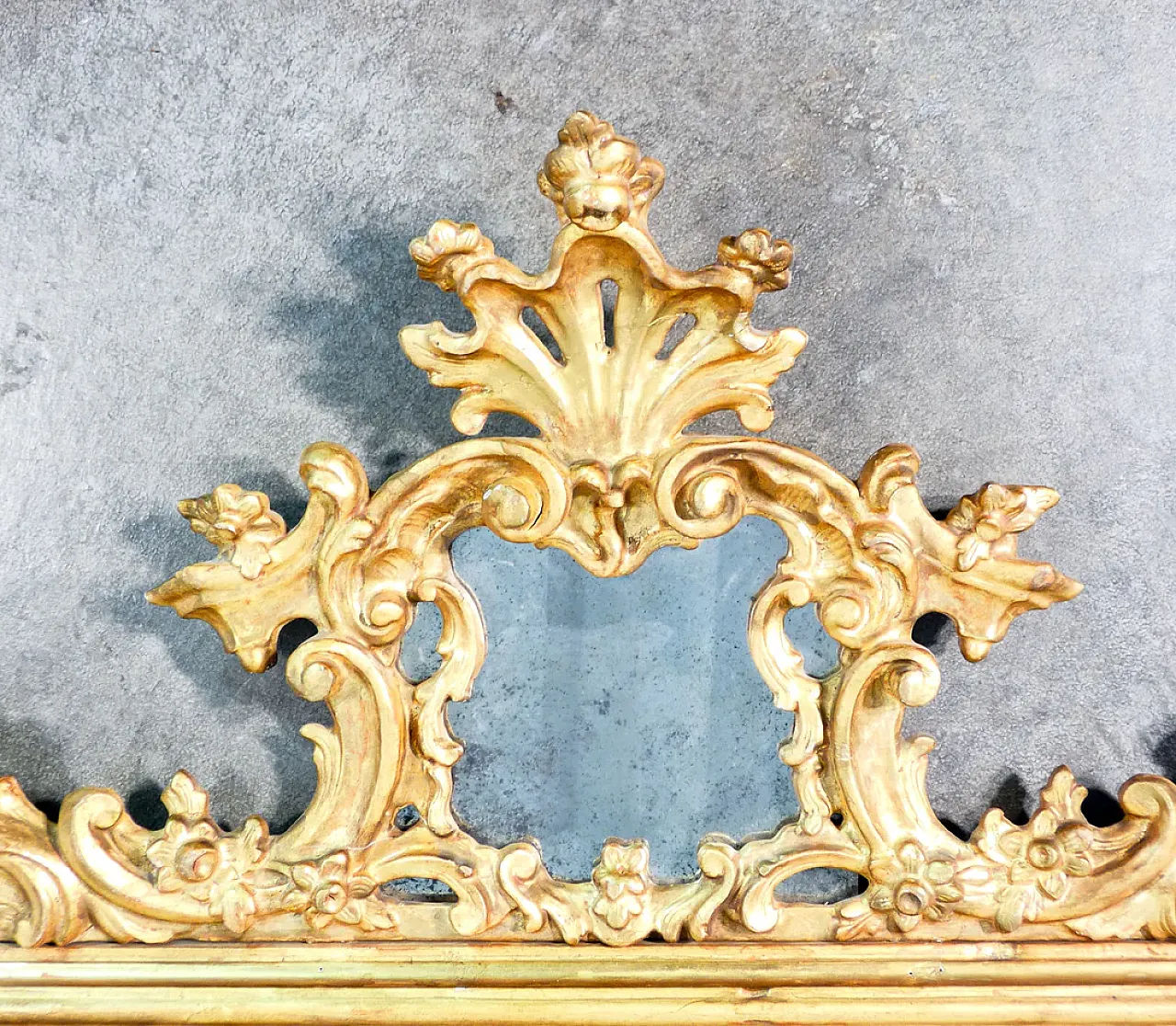 Specchio Luigi XV in legno scolpito gessato e dorato, '700 12