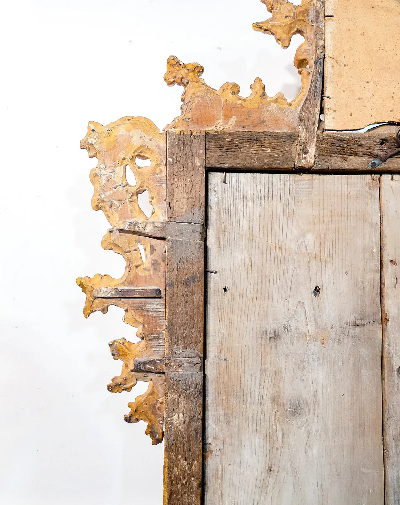 Specchio Luigi XV in legno scolpito gessato e dorato, '700 13