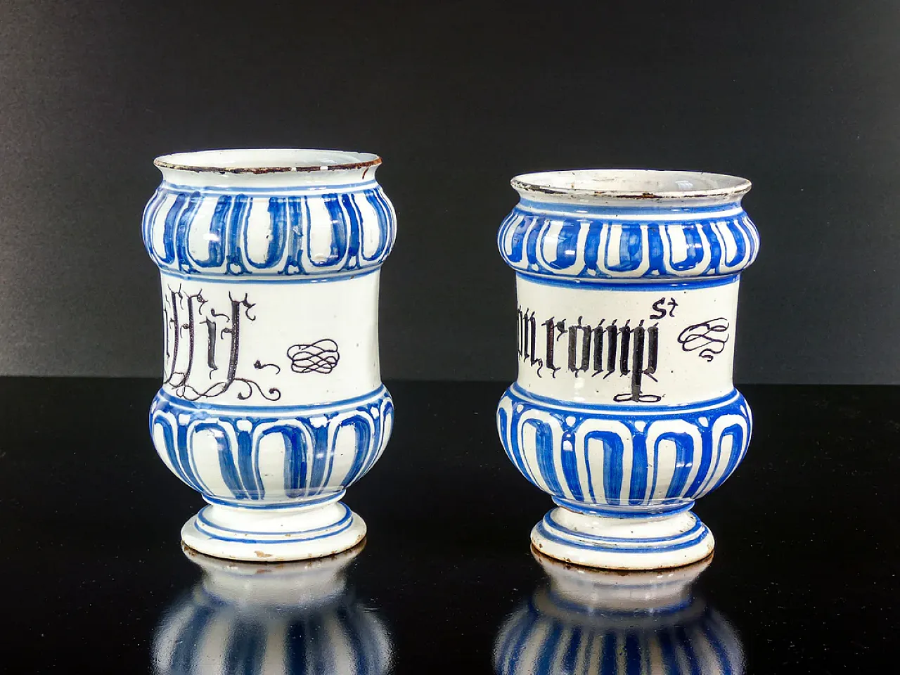 Coppia di albarelli a rocchetto in ceramica dipinta a mano, '700 3