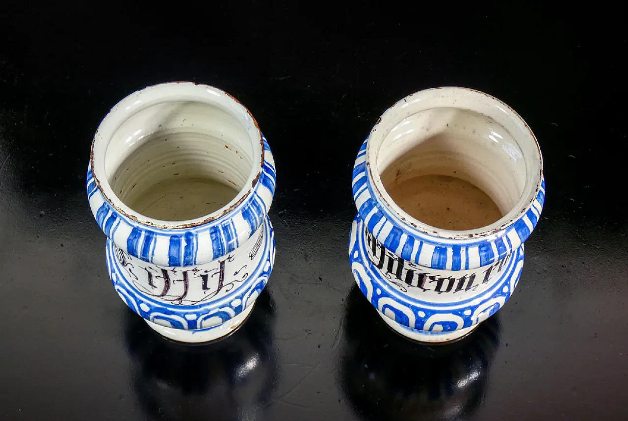 Coppia di albarelli a rocchetto in ceramica dipinta a mano, '700 5