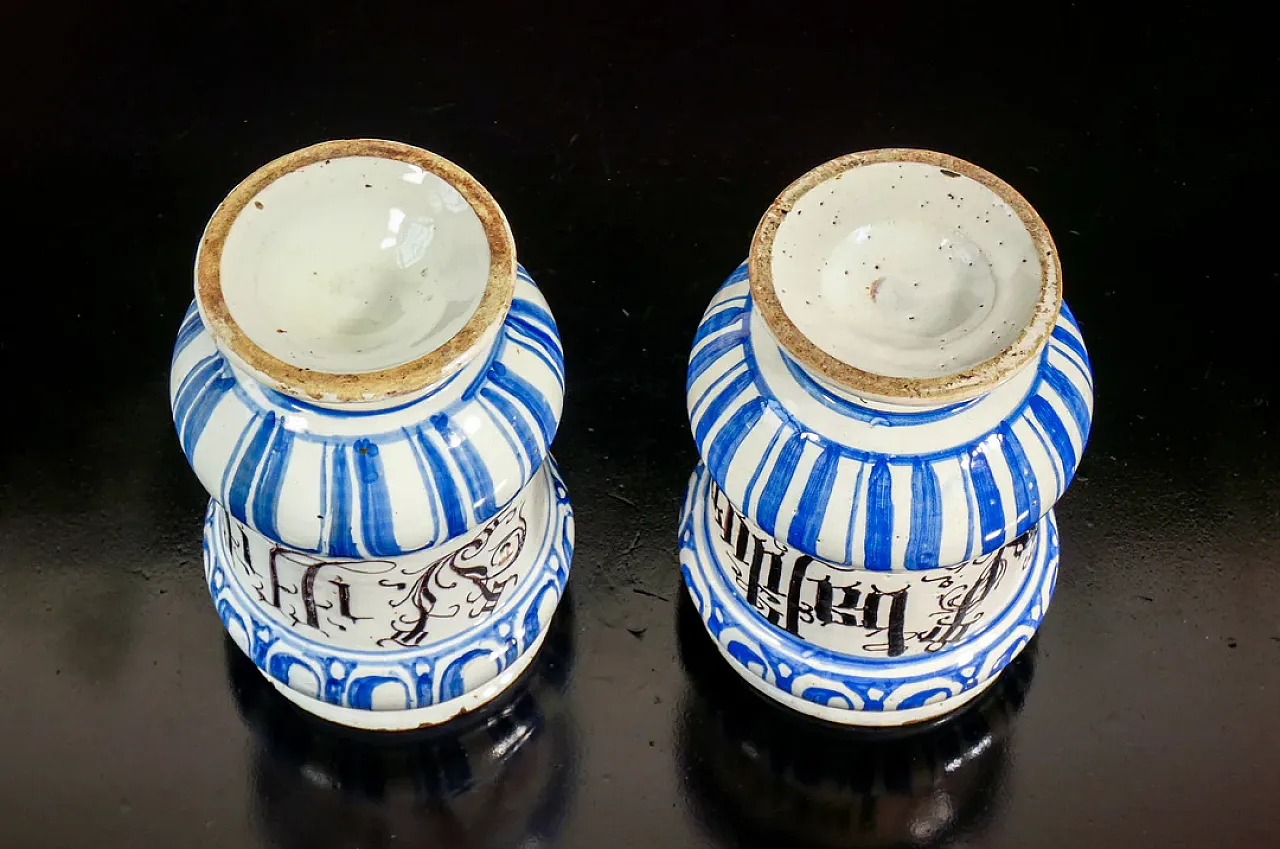 Coppia di albarelli a rocchetto in ceramica dipinta a mano, '700 6