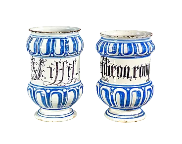 Coppia di albarelli a rocchetto in ceramica dipinta a mano, '700