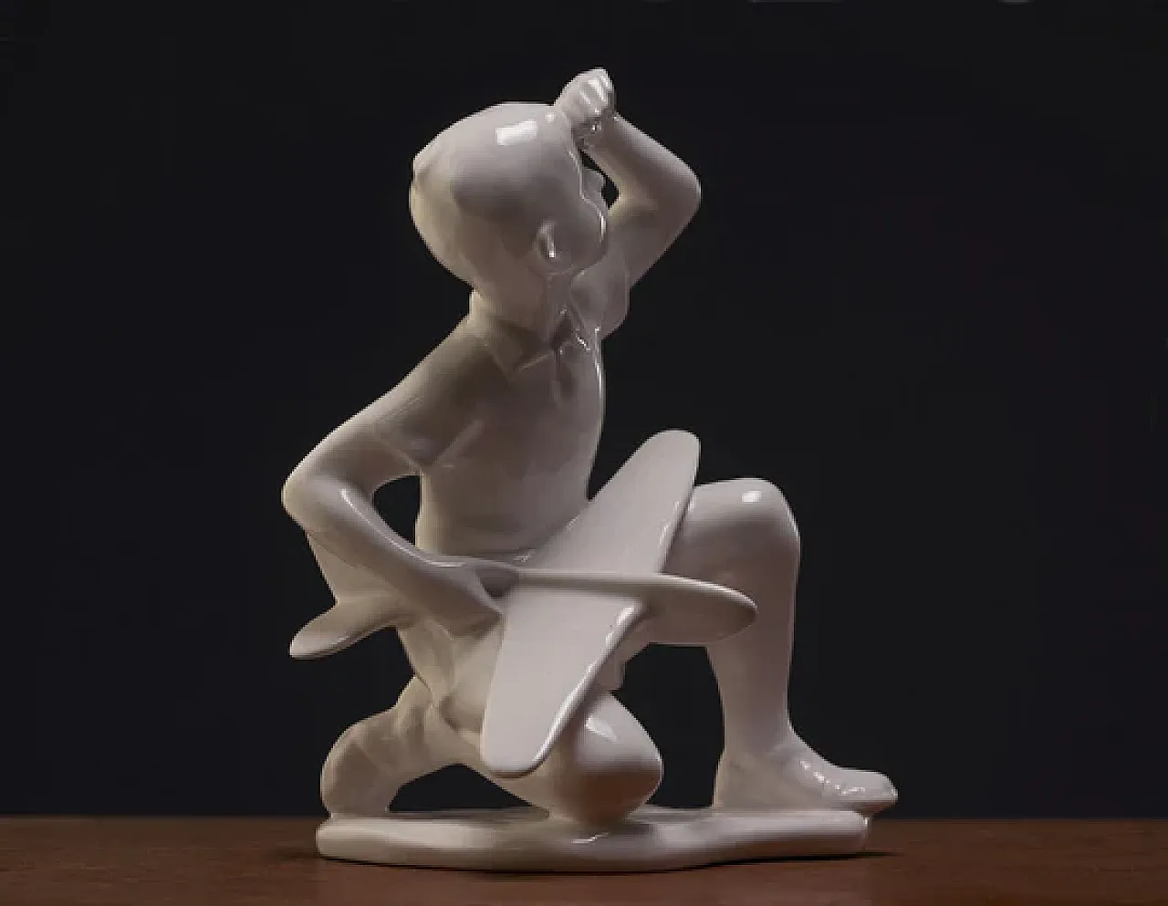 Ragazzo con aeroplanino giocattolo, Pexider Letovice, anni '50 1