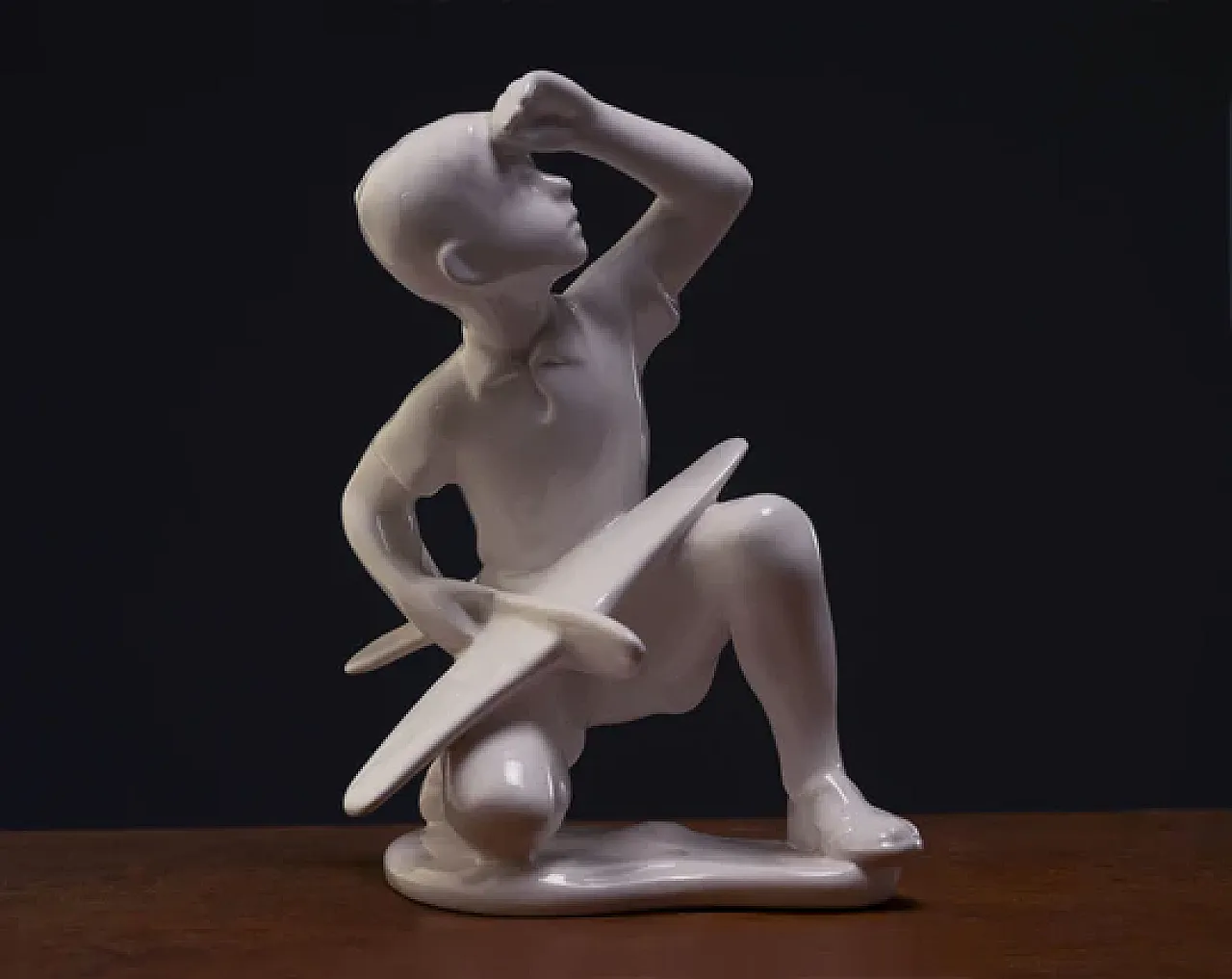 Ragazzo con aeroplanino giocattolo, Pexider Letovice, anni '50 2