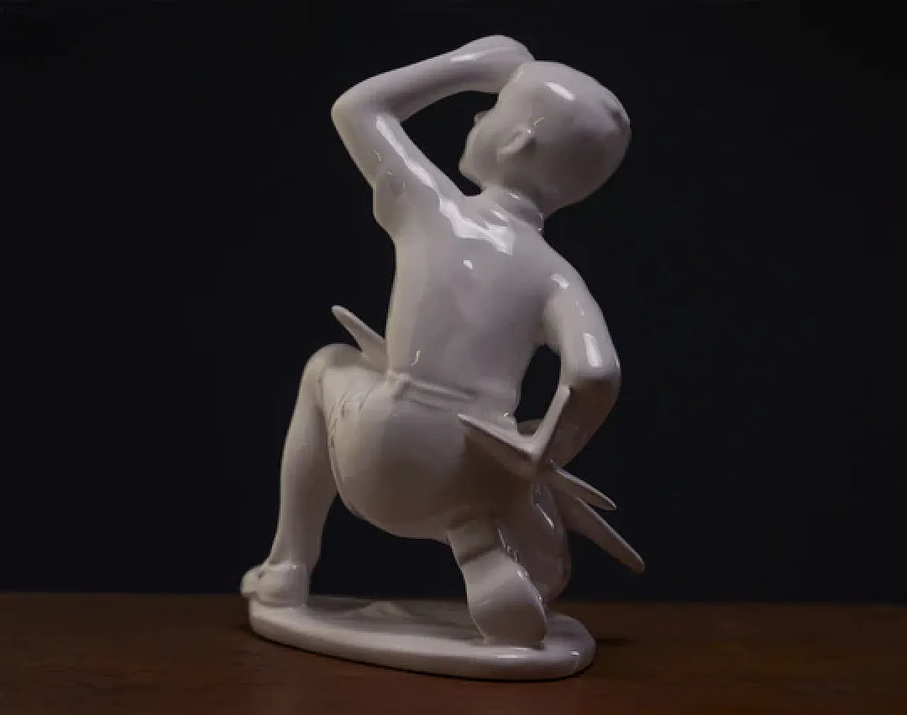 Ragazzo con aeroplanino giocattolo, Pexider Letovice, anni '50 3