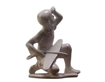 Ragazzo con aeroplanino giocattolo, Pexider Letovice, anni '50