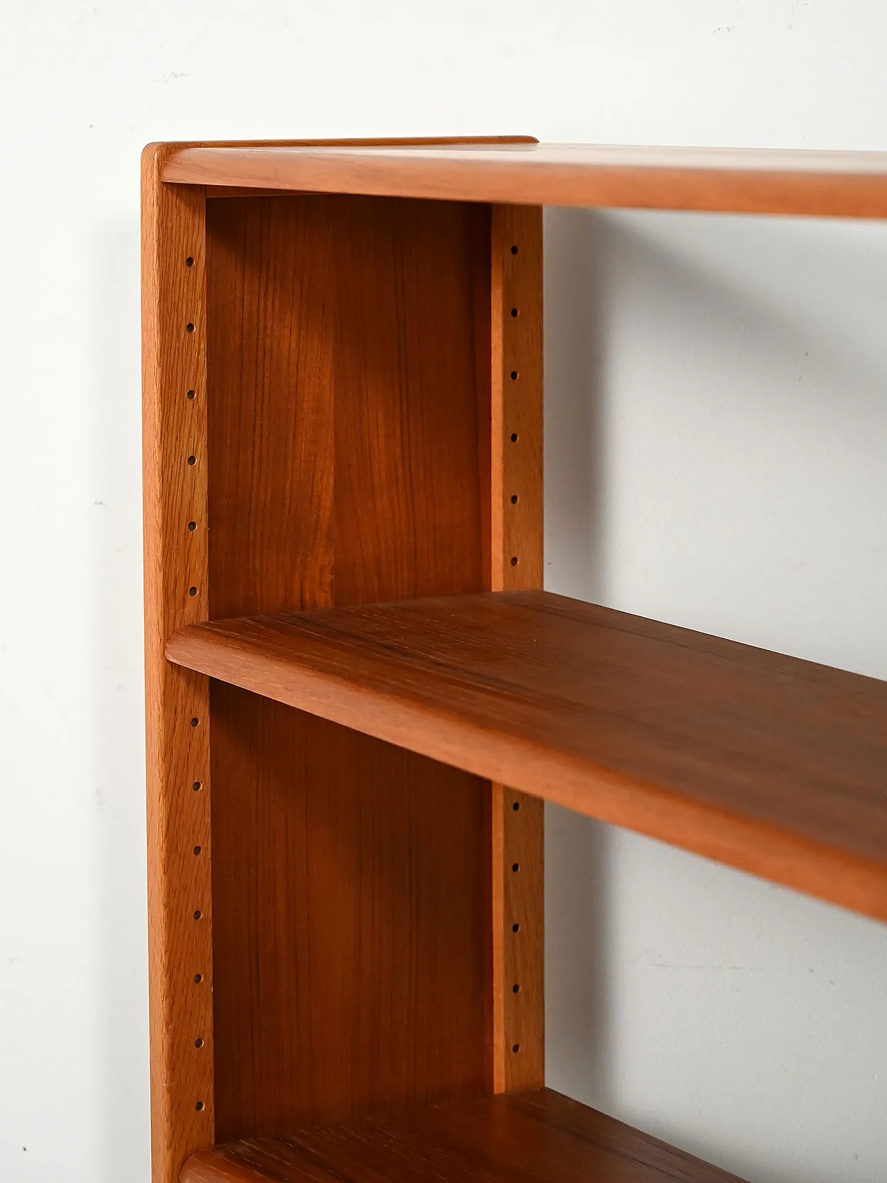 Libreria scandinava in rovere e teak con ripiani regolabili 6