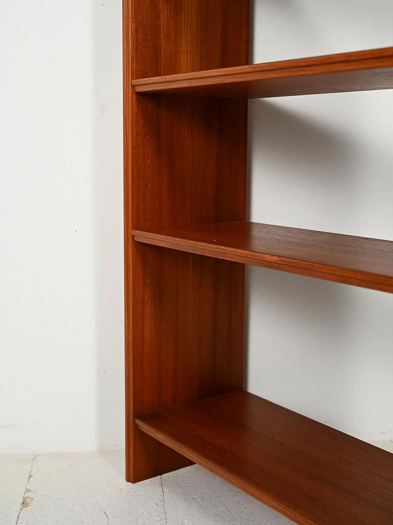 Piccola libreria scandinava in teak con ripiani regolabili 5
