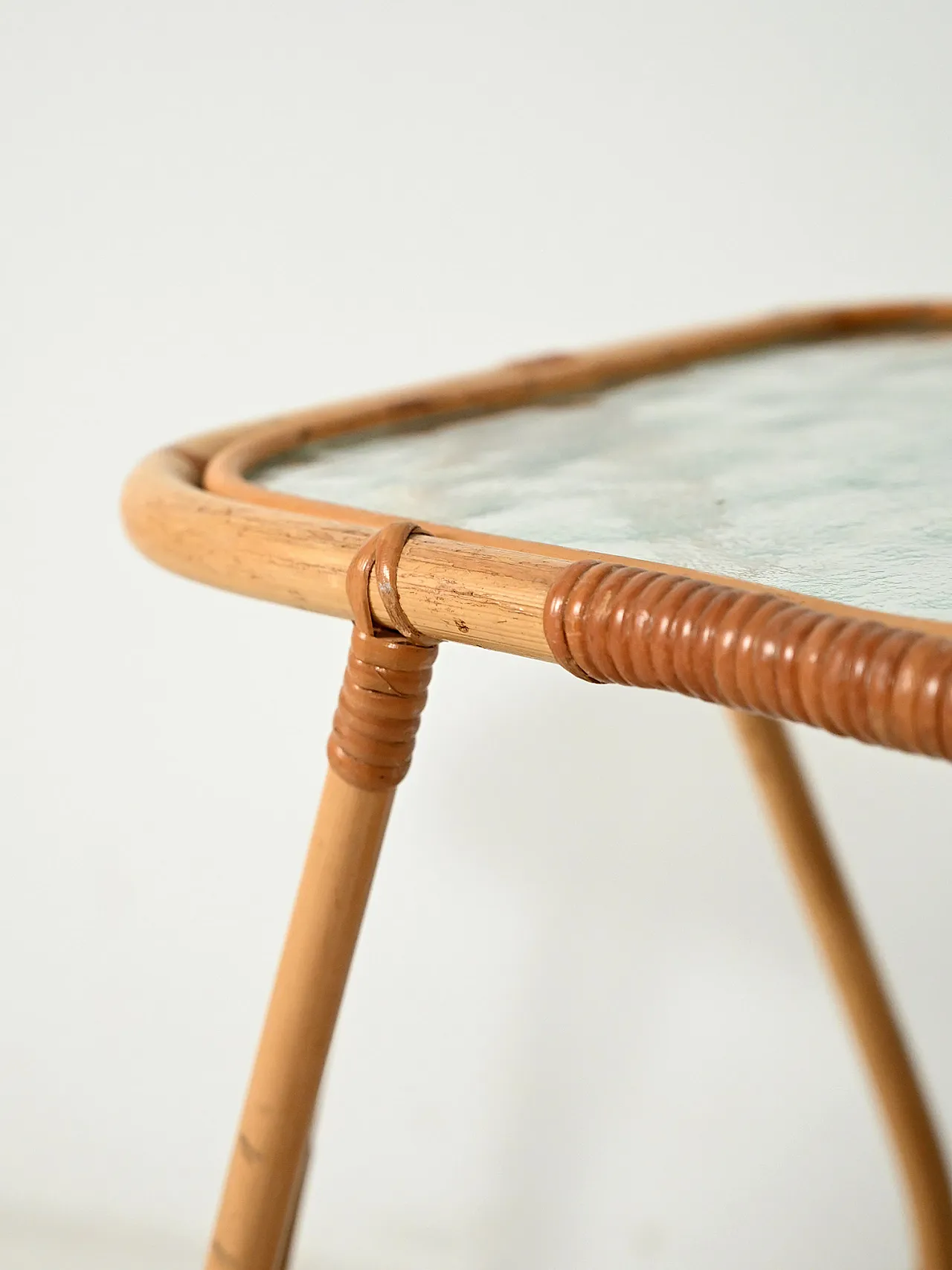 Coffee table in bambù con vetro opaco 6