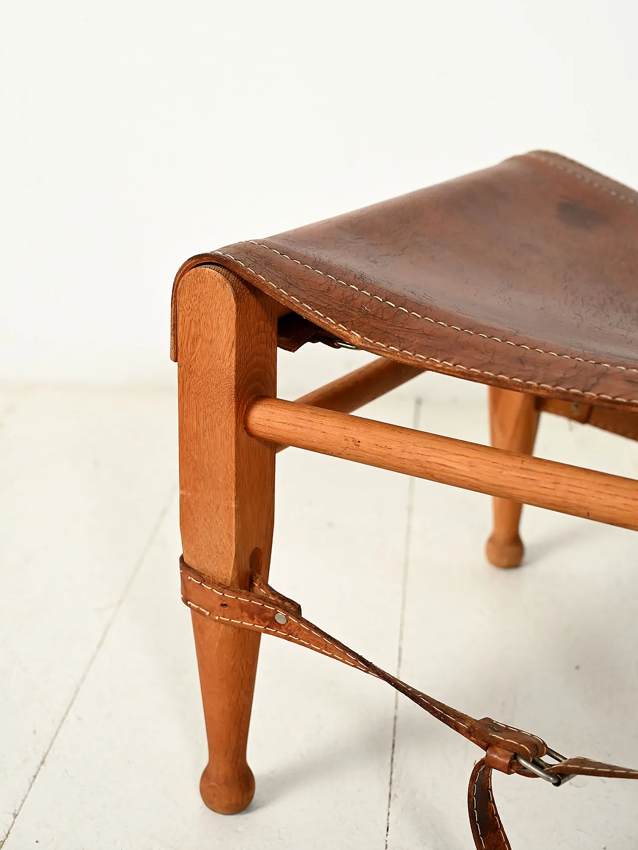 “Safari” stool in oak and leather 4