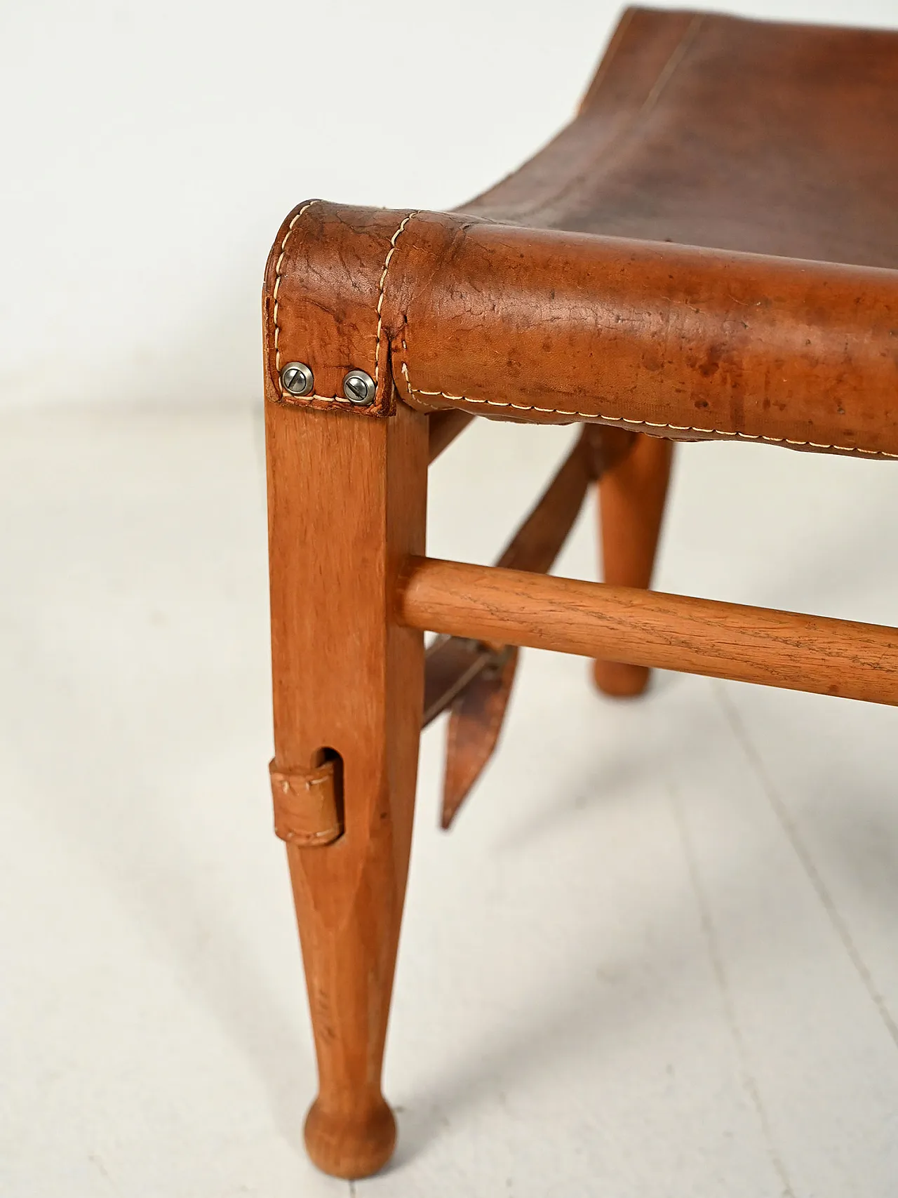 “Safari” stool in oak and leather 5