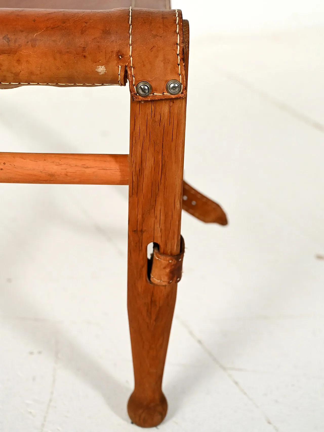 “Safari” stool in oak and leather 6
