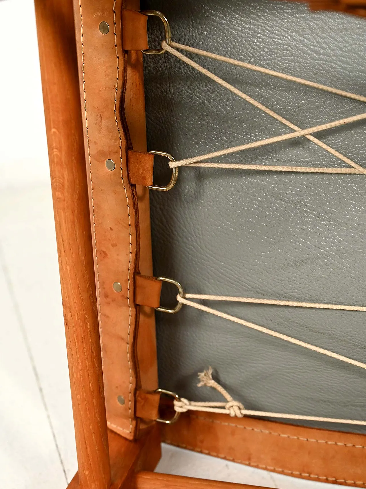 “Safari” stool in oak and leather 9