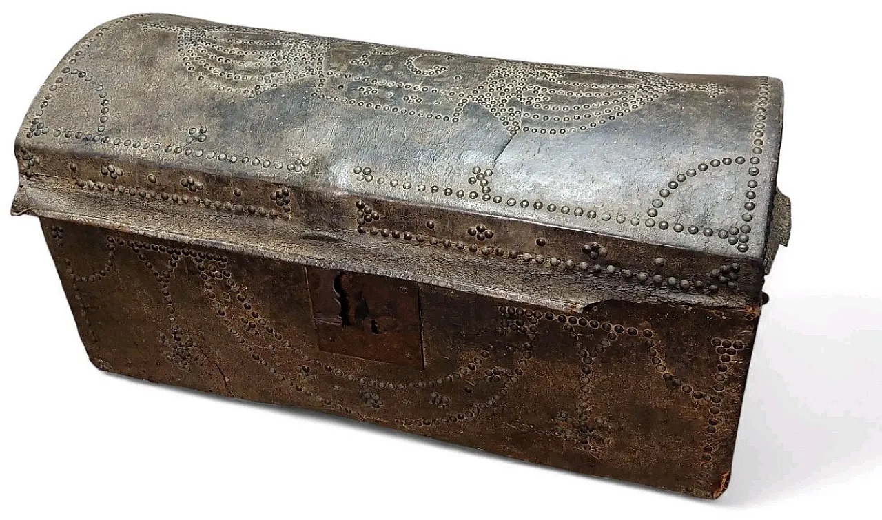 Wooden and leather trunk, 18th century 1