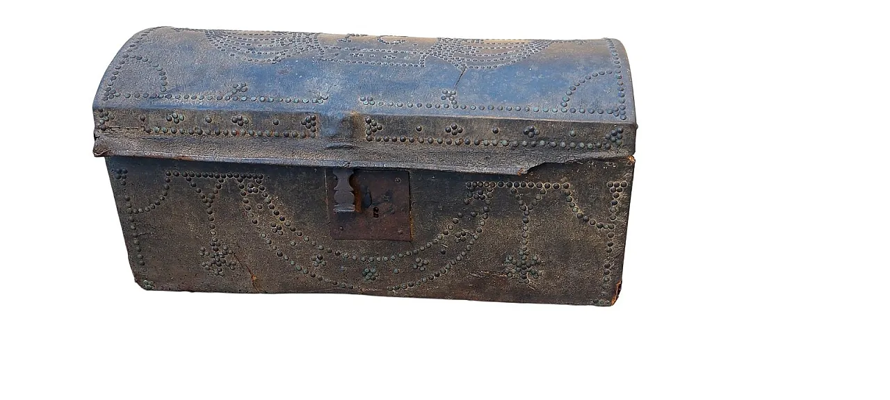Wooden and leather trunk, 18th century 2