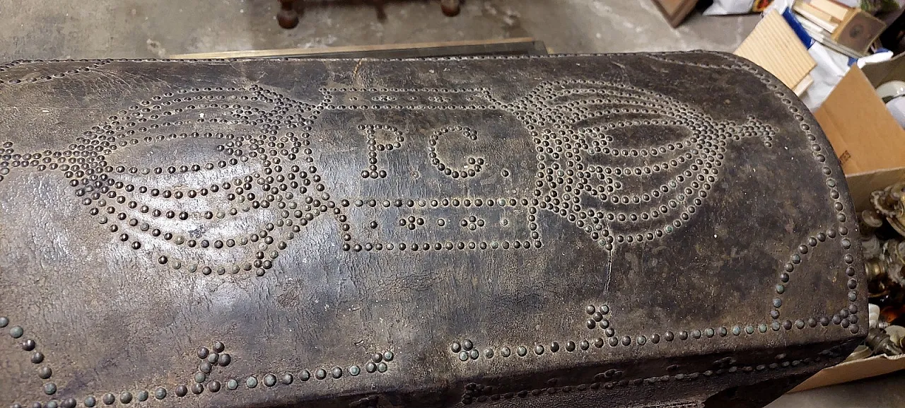 Wooden and leather trunk, 18th century 4