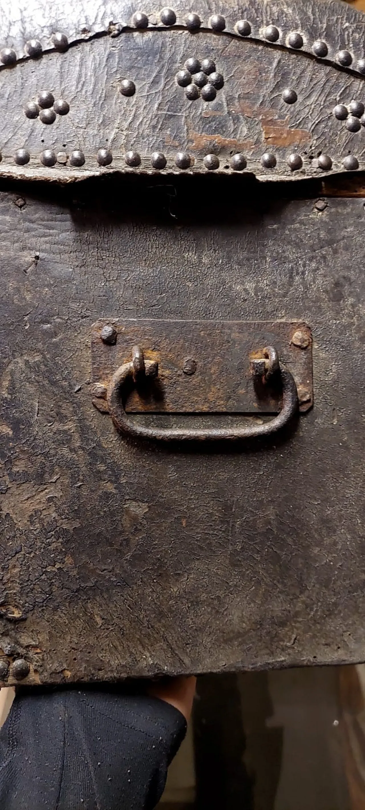 Wooden and leather trunk, 18th century 5
