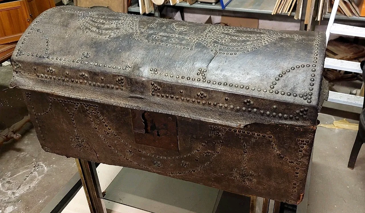 Wooden and leather trunk, 18th century 6