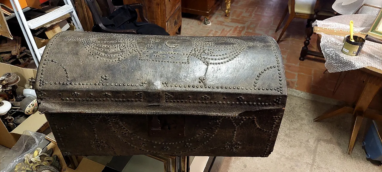 Wooden and leather trunk, 18th century 8