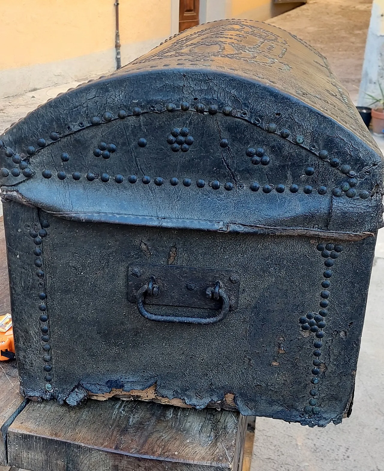 Wooden and leather trunk, 18th century 11