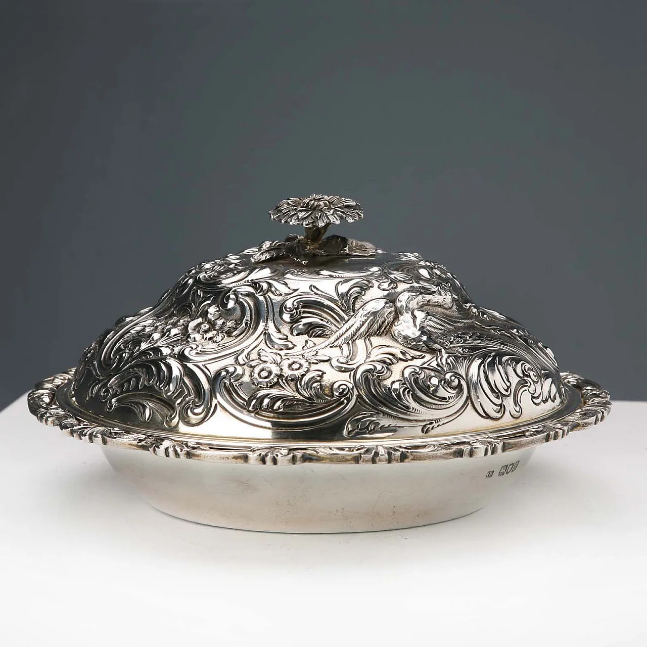 Ciotola in argento 925 con coperchio sbalzato e cesellato, '900 1