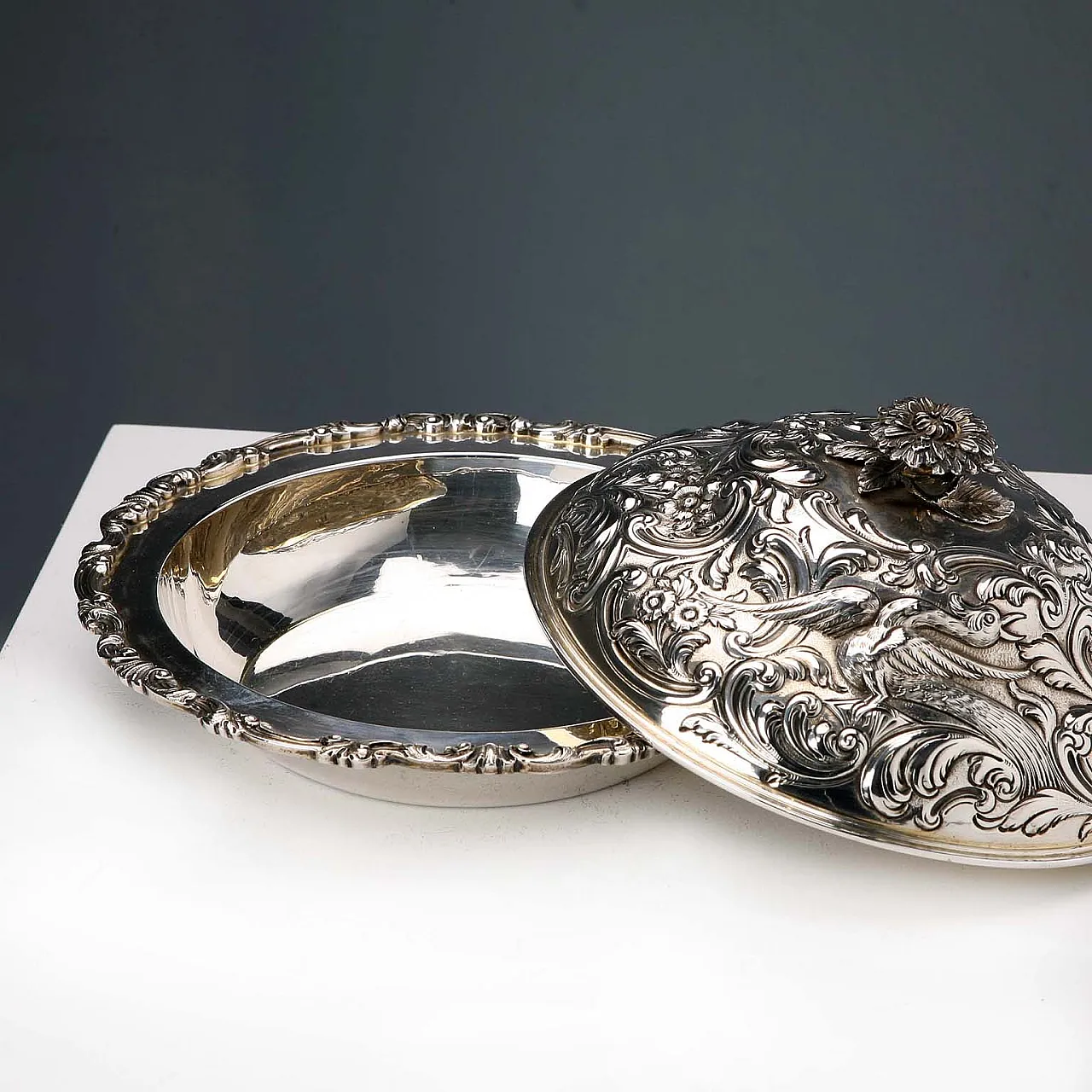 Ciotola in argento 925 con coperchio sbalzato e cesellato, '900 4