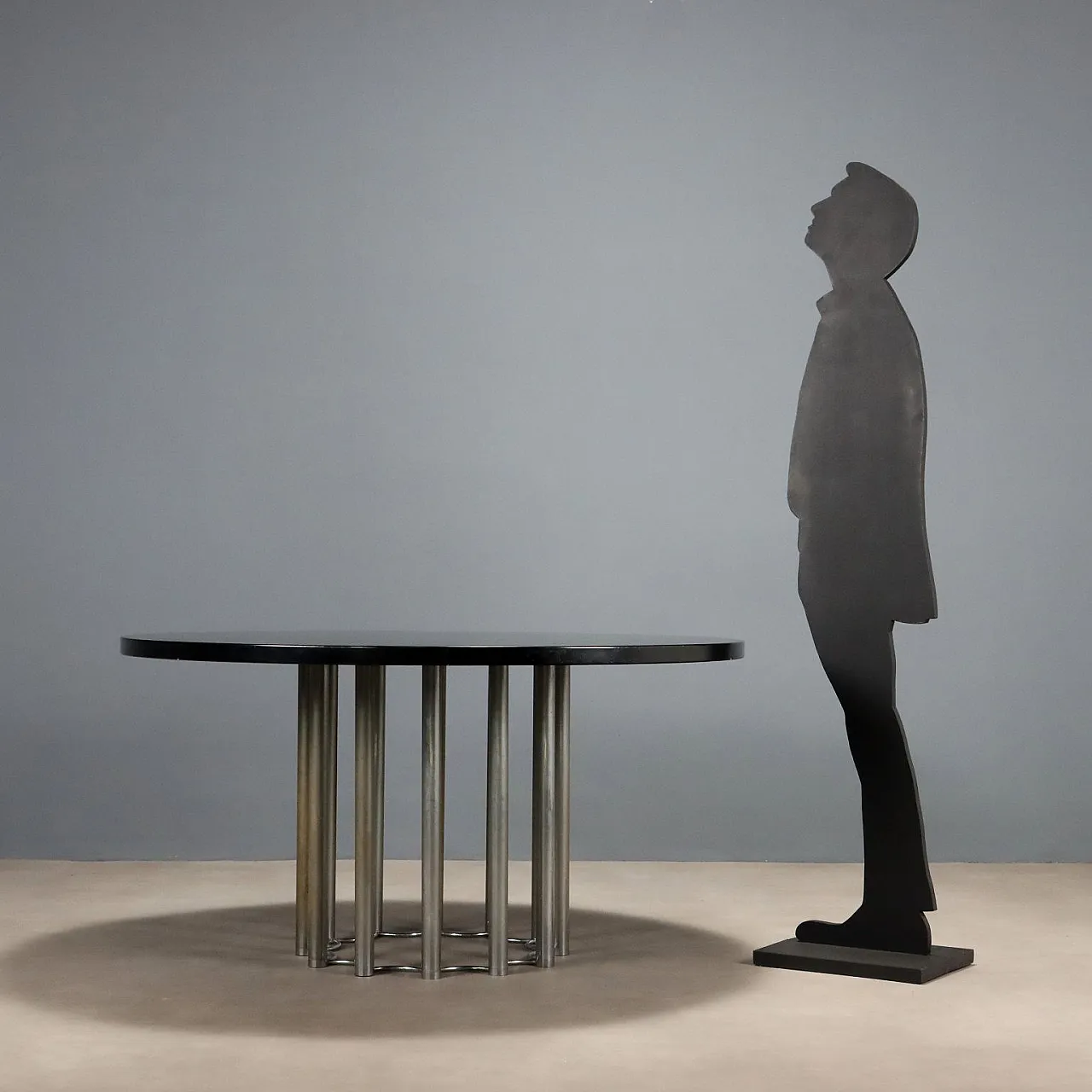 Tavolo con piano in legno laccato nero e gamba in metallo, '900 2