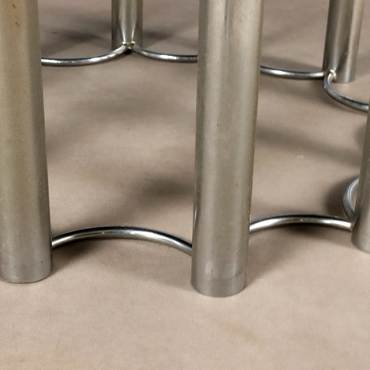 Tavolo con piano in legno laccato nero e gamba in metallo, '900 7