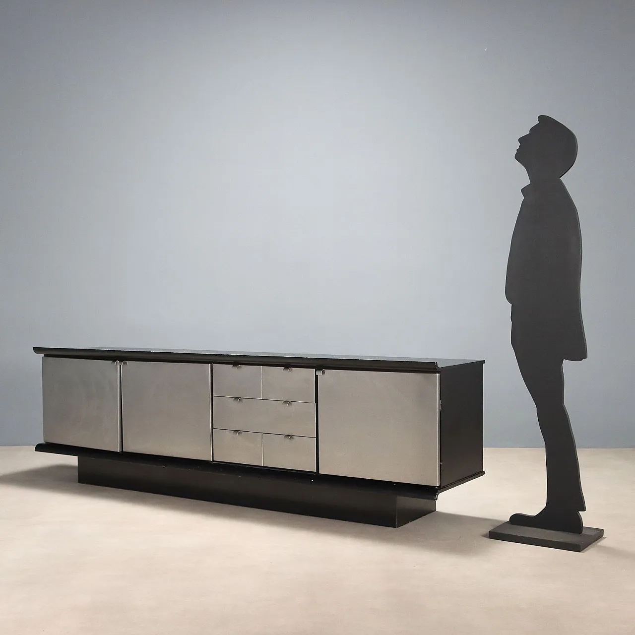 Credenza in legno laccato e alluminio, '900 2