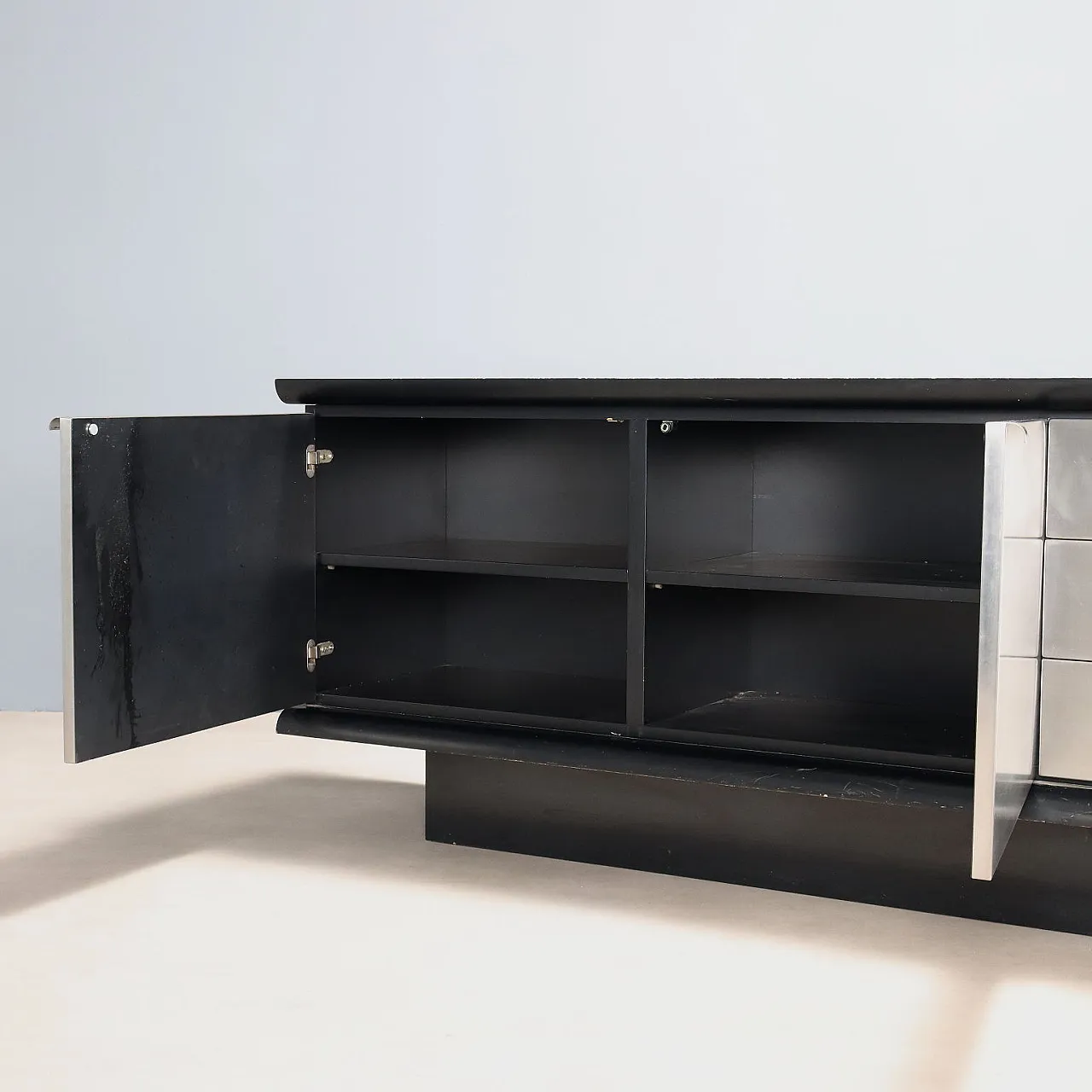 Credenza in legno laccato e alluminio, '900 3