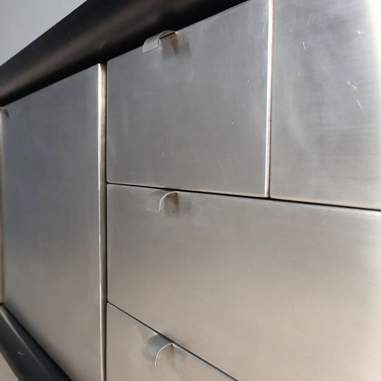 Credenza in legno laccato e alluminio, '900 7