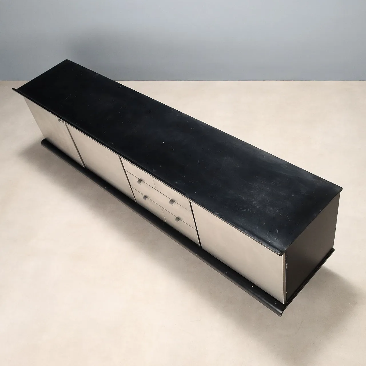 Credenza in legno laccato e alluminio, '900 9