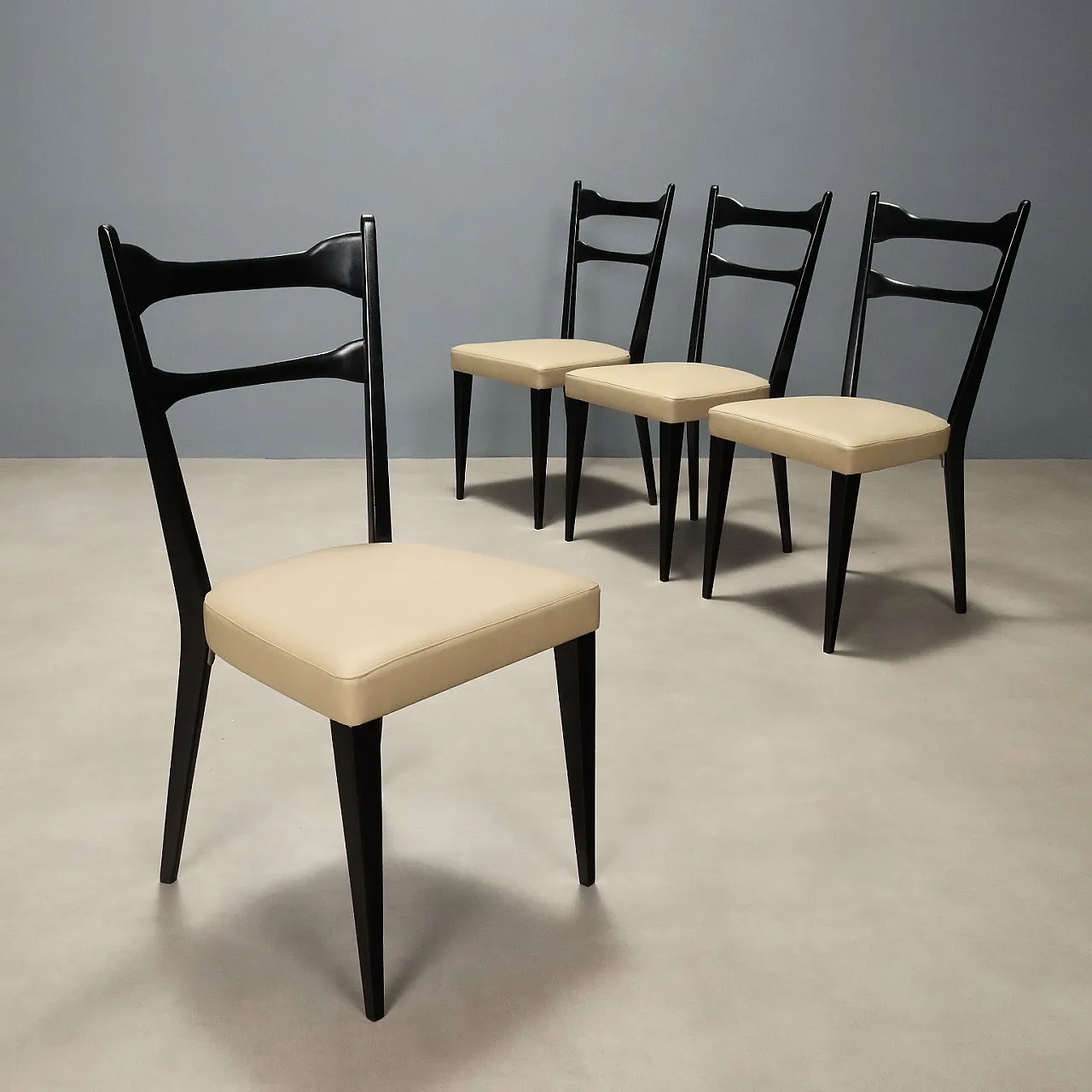 4 Sedie in legno di faggio tinto e skai tortora, '900 1