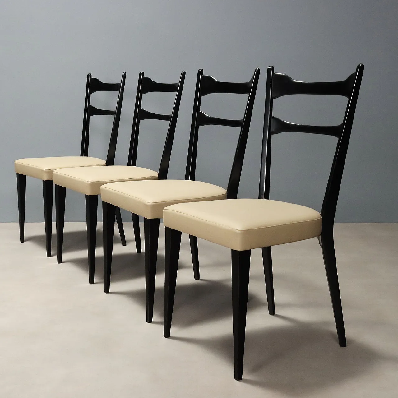 4 Sedie in legno di faggio tinto e skai tortora, '900 3