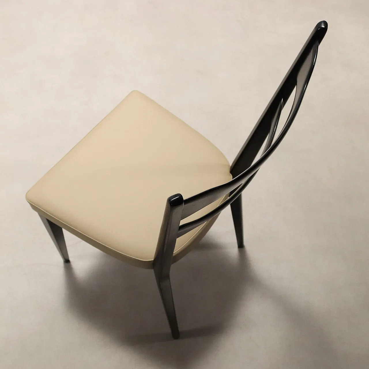 4 Sedie in legno di faggio tinto e skai tortora, '900 4