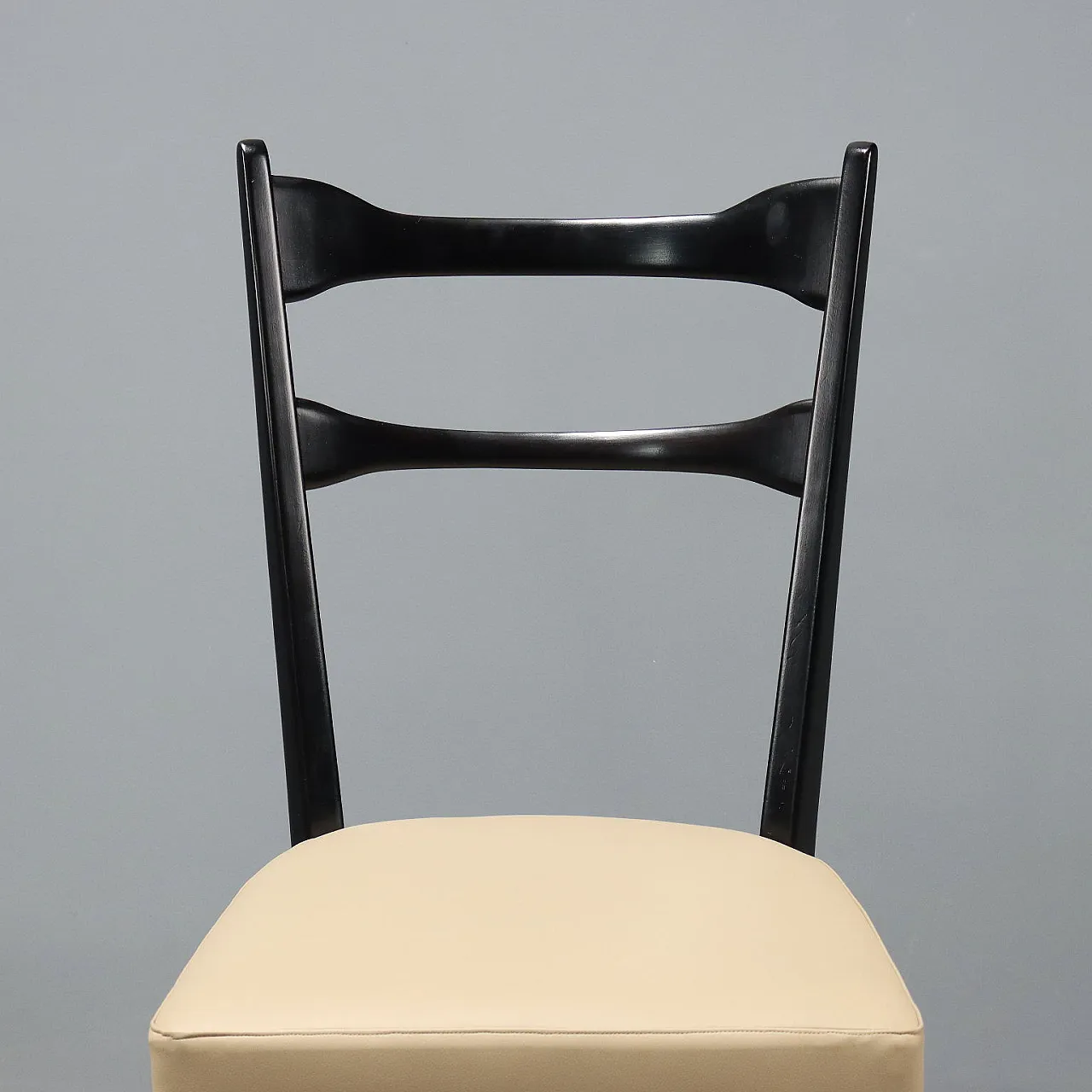 4 Sedie in legno di faggio tinto e skai tortora, '900 5