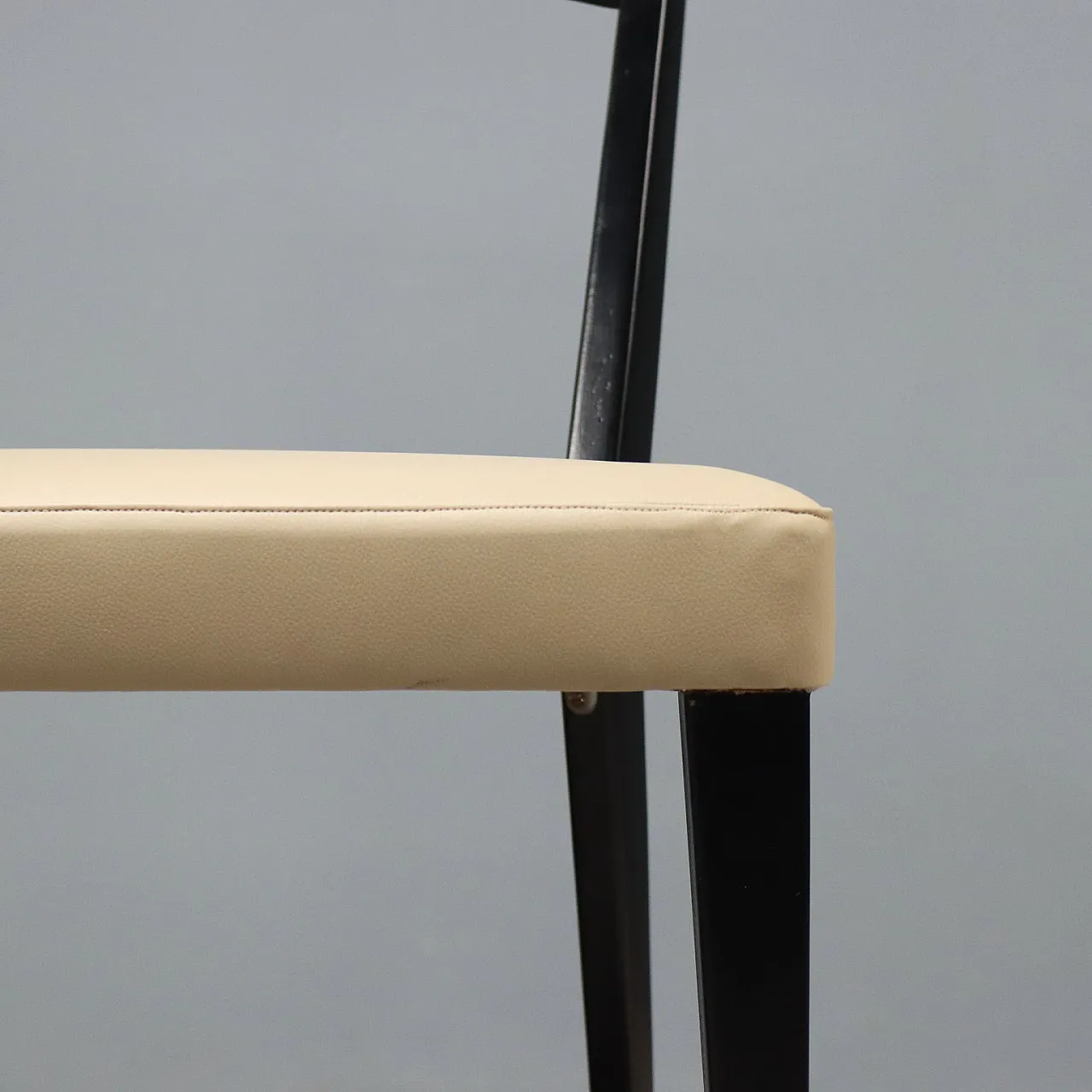 4 Sedie in legno di faggio tinto e skai tortora, '900 6