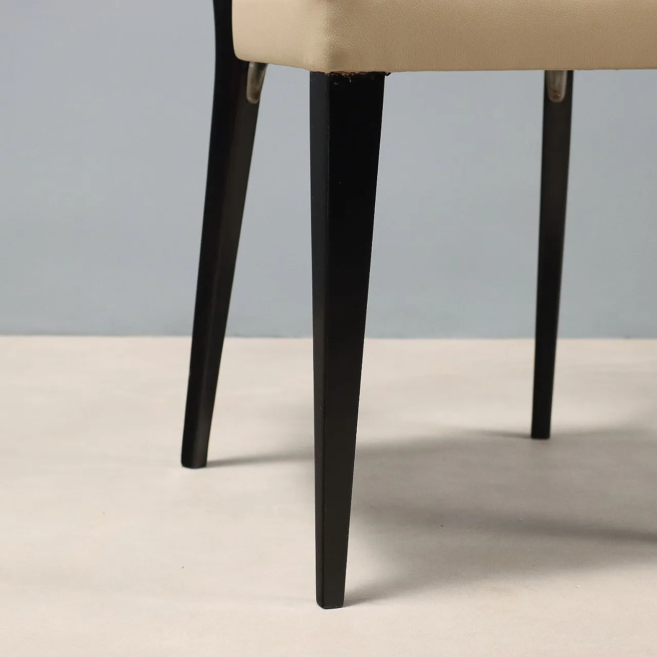 4 Sedie in legno di faggio tinto e skai tortora, '900 7