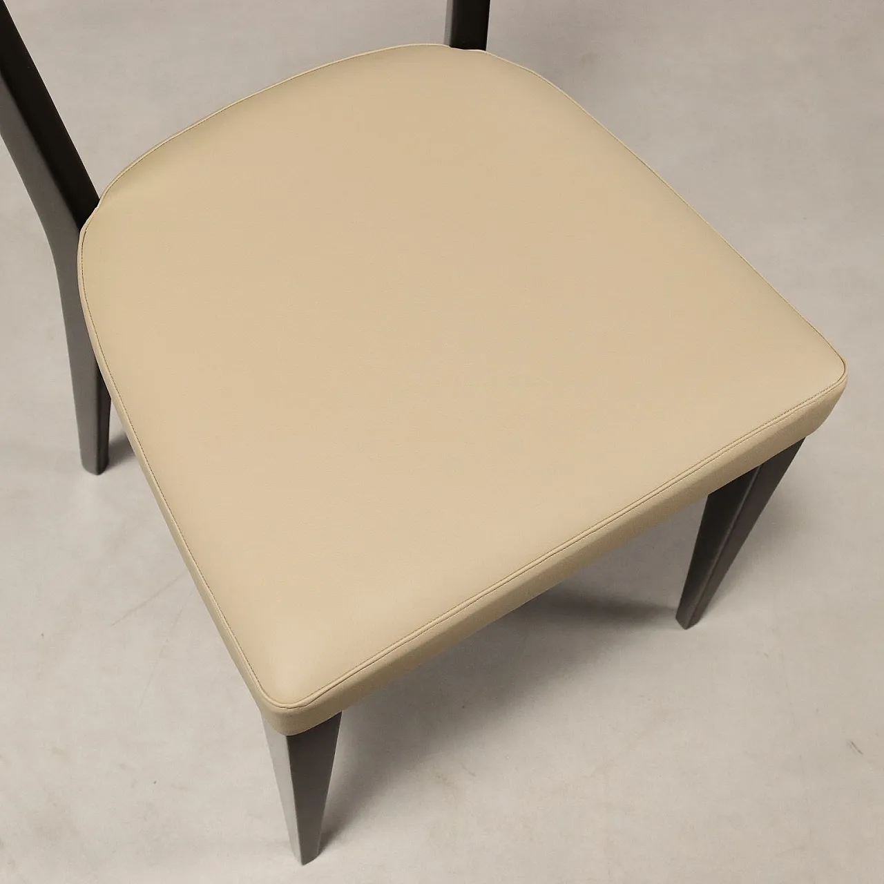 4 Sedie in legno di faggio tinto e skai tortora, '900 8