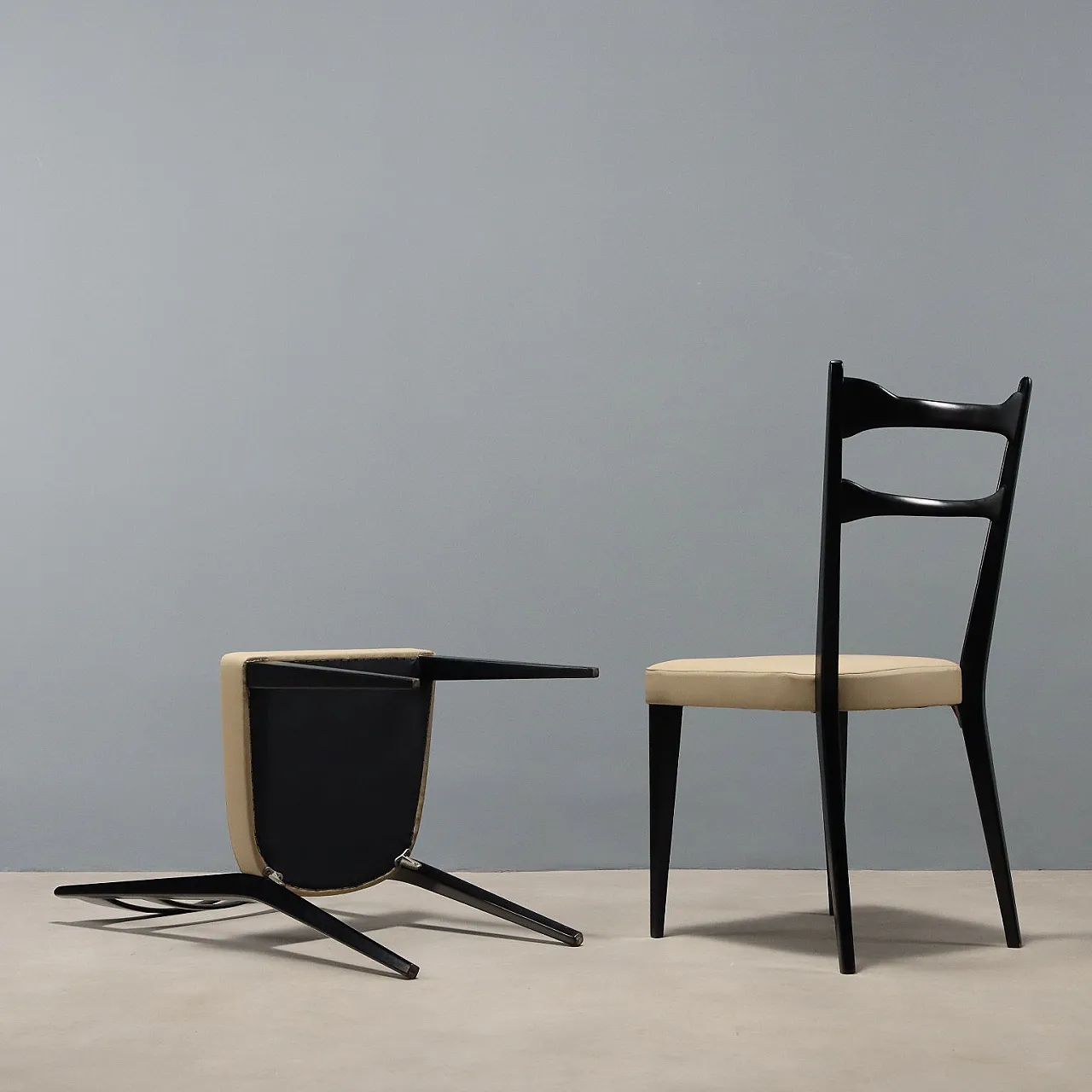 4 Sedie in legno di faggio tinto e skai tortora, '900 9