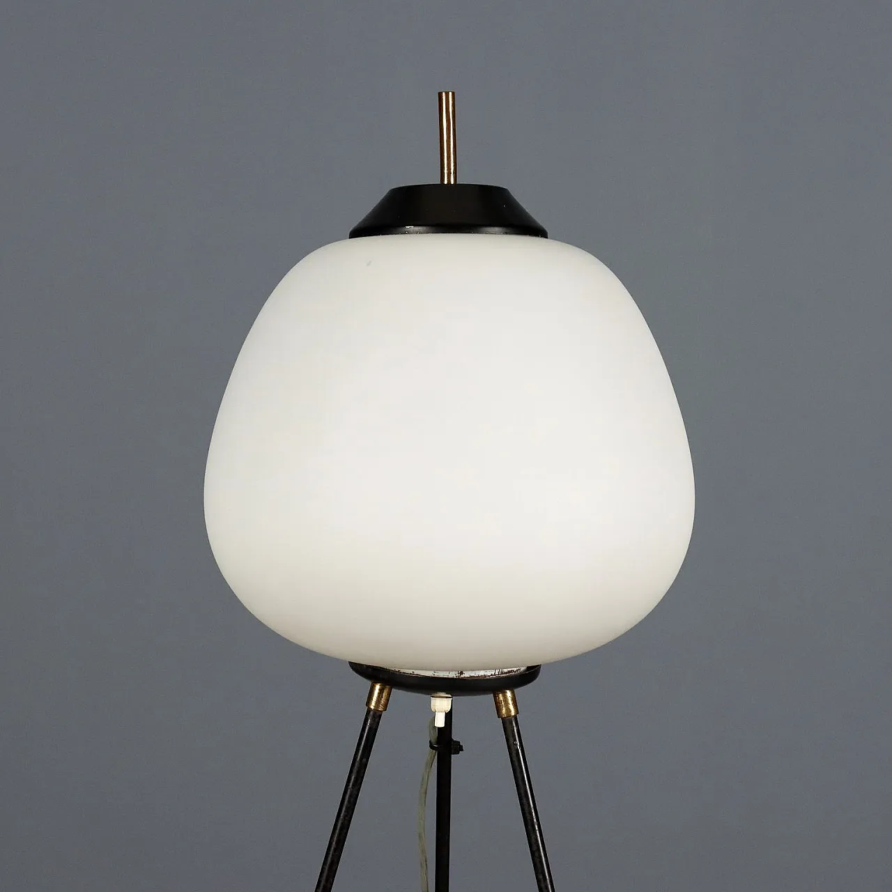 Lampada da terra in metallo smaltato nero e vetro opalino, '900 7