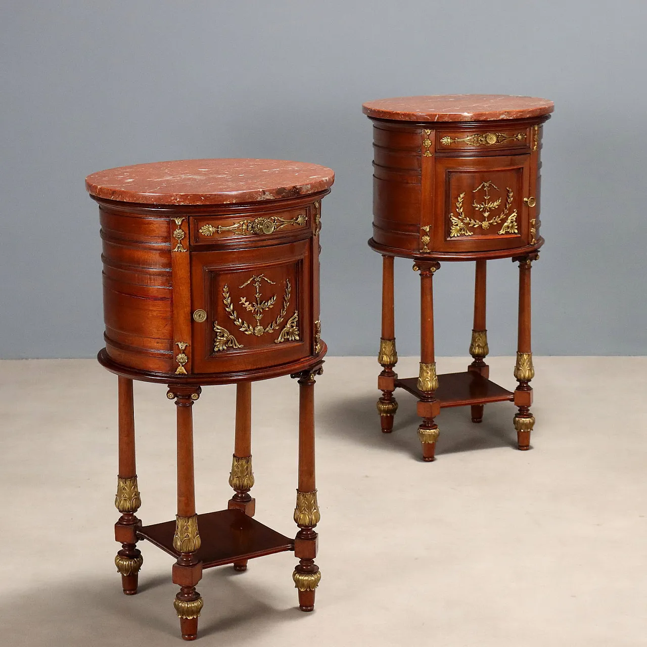 Coppia di comodini ovali in mogano e piano in marmo, primo '900 1