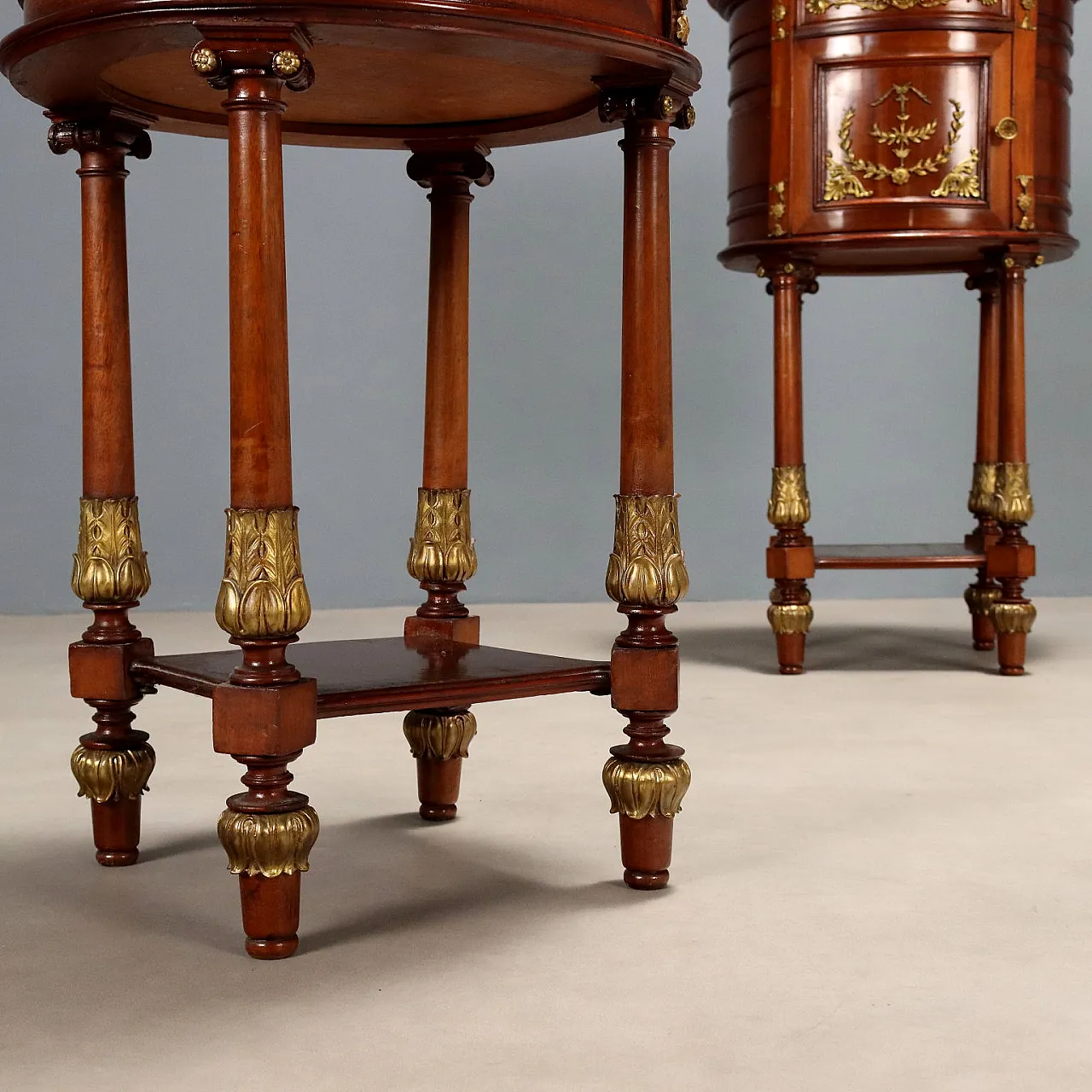 Coppia di comodini ovali in mogano e piano in marmo, primo '900 7