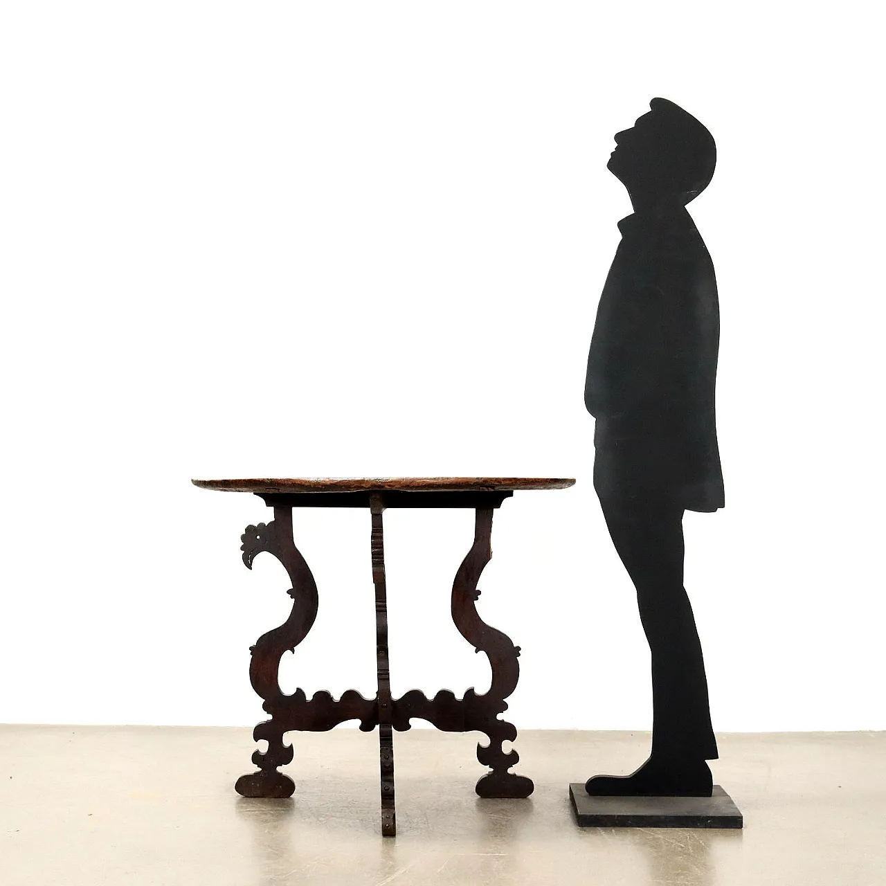 Baroque demi lune console in walnut with sculptural legs, 18th century 2