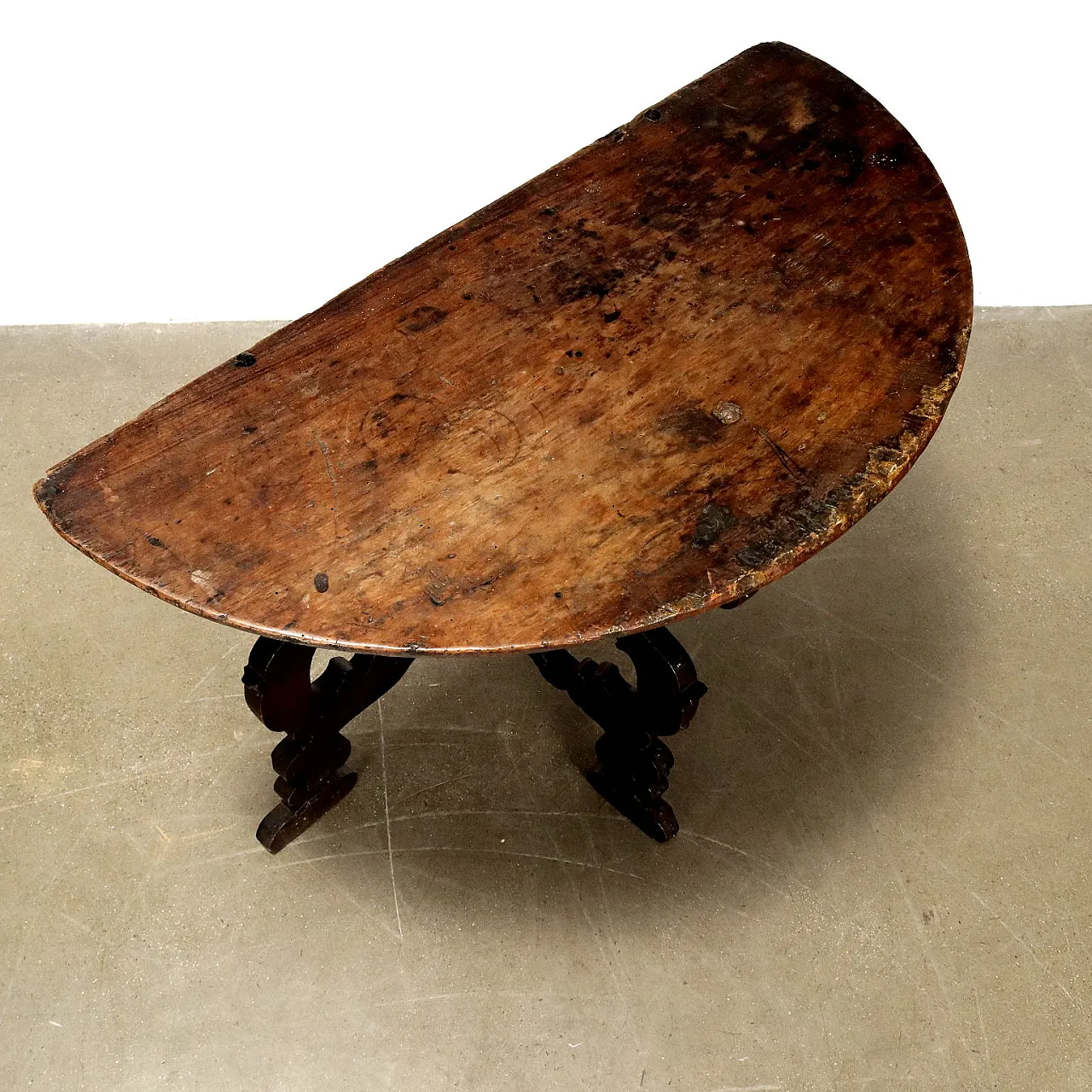 Baroque demi lune console in walnut with sculptural legs, 18th century 3