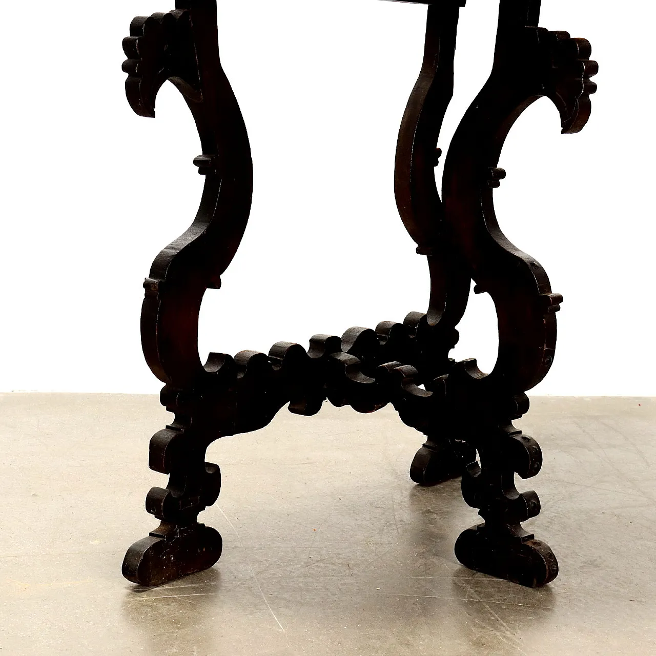 Baroque demi lune console in walnut with sculptural legs, 18th century 4